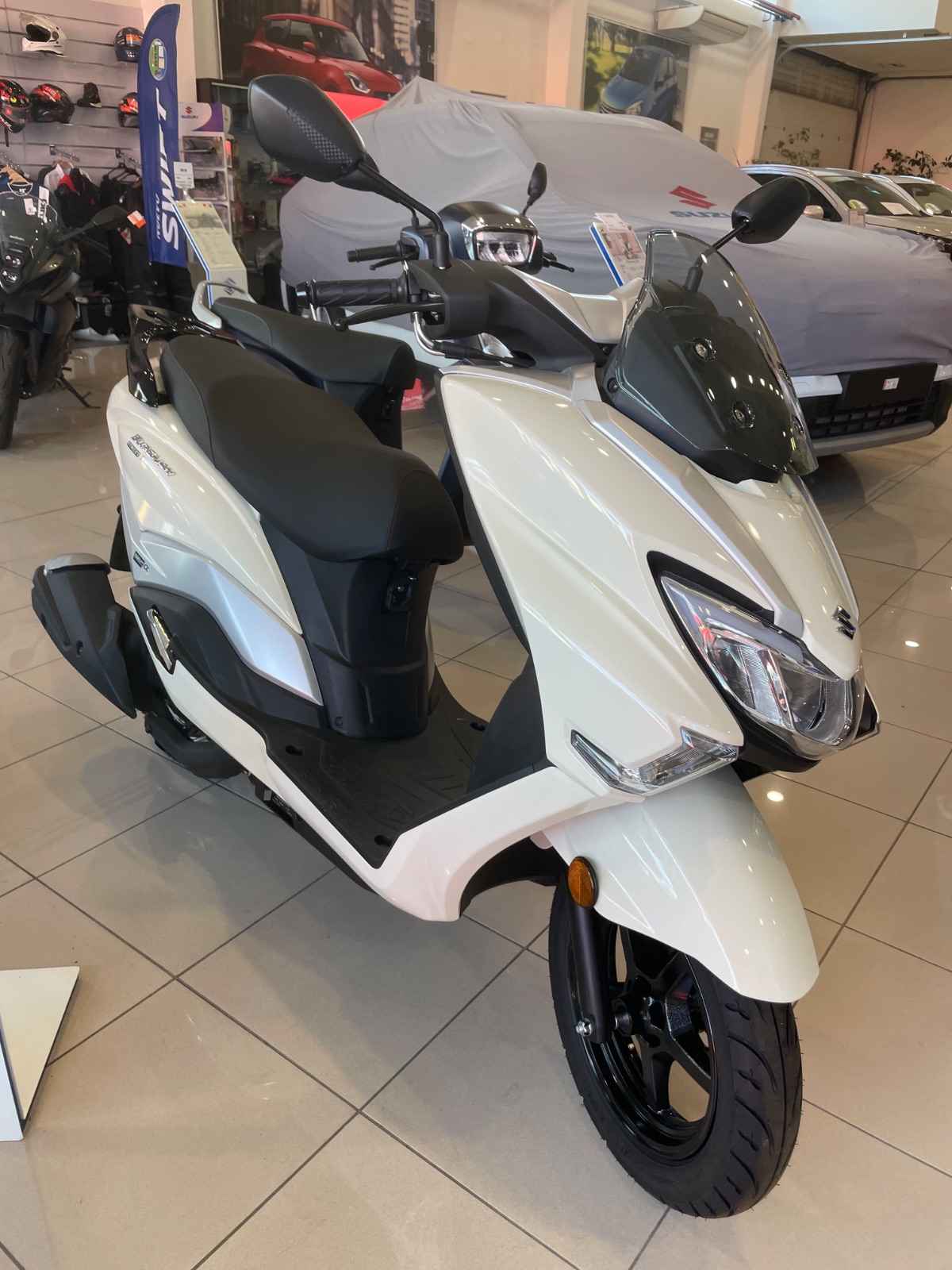 Suzuki Burgman 125: Tu oficina con vistas a la ciudad - Imagen 1
