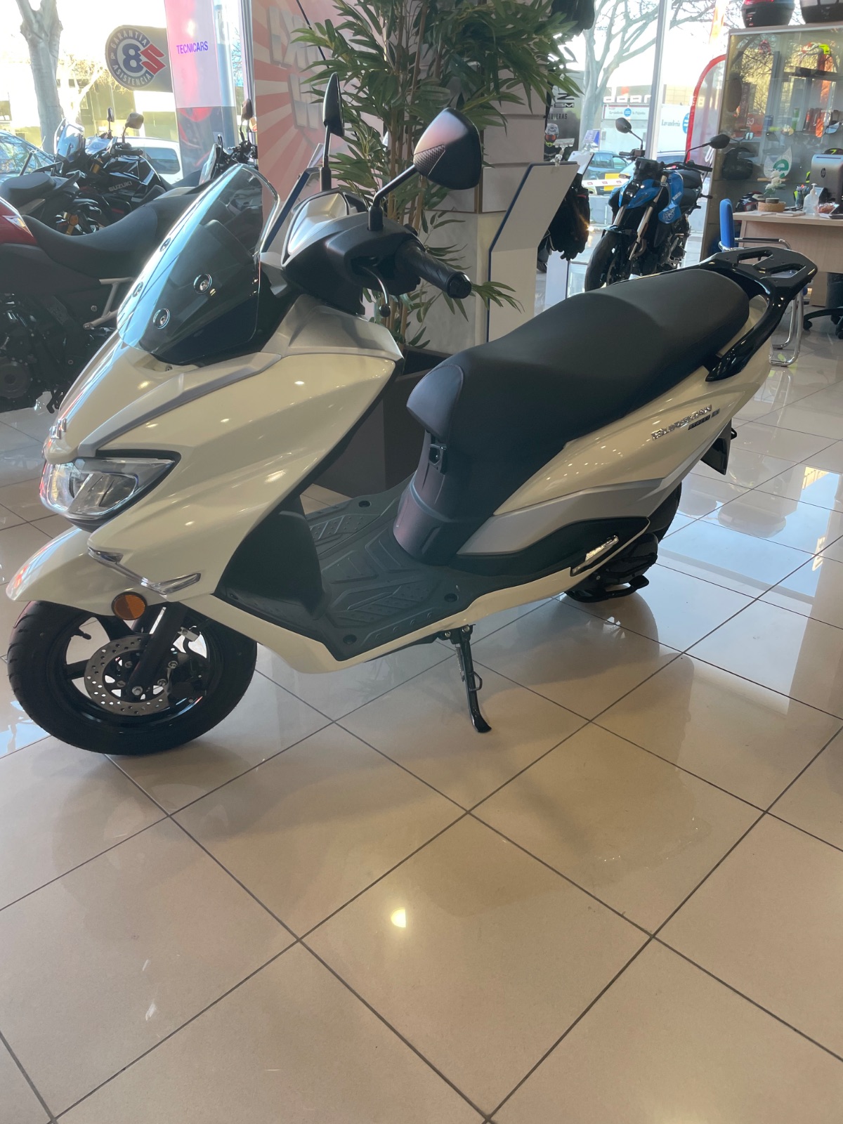 Suzuki Burgman 125: Tu oficina con vistas a la ciudad - Imagen 2