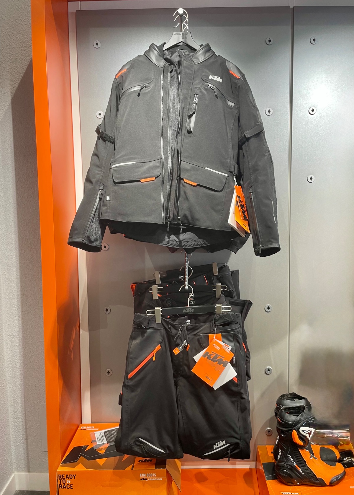 ⛰️ Equipación KTM Adventure: Dominio Total en Cualquier Clima