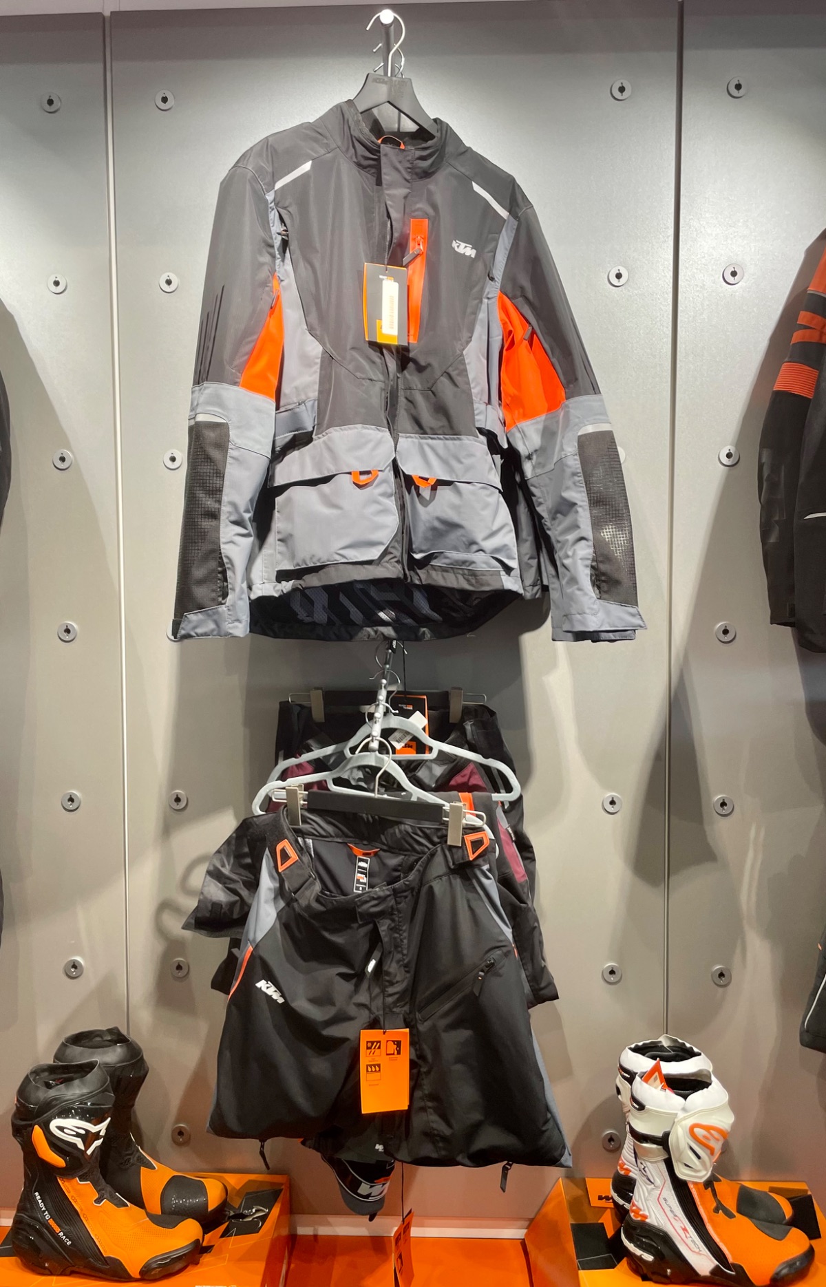 🌍 Expedición y Rendimiento: El Conjunto Adventure Pro de KTM