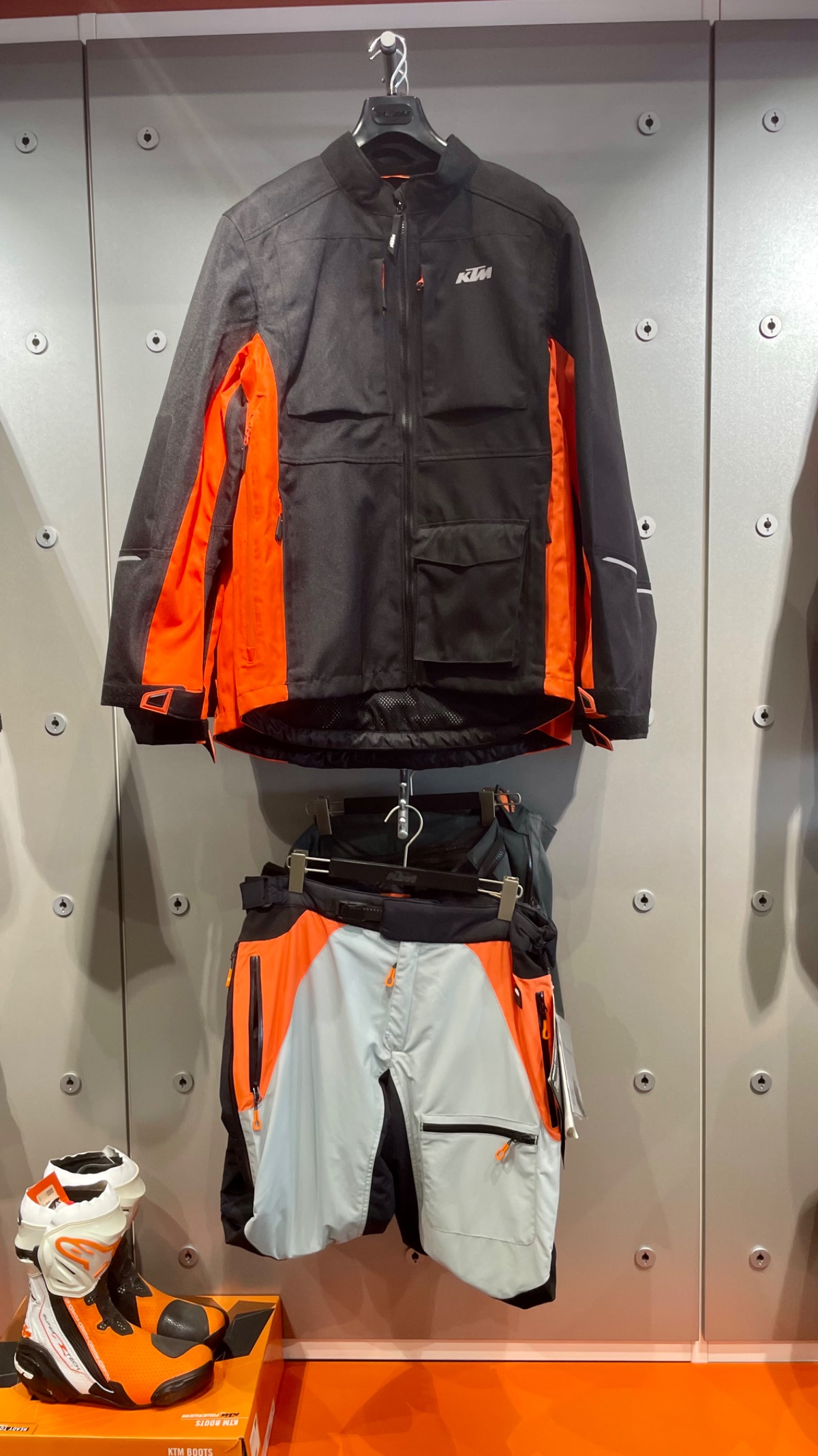 🔝 Estilo Radical y Funcionalidad: El Conjunto KTM Grey & Orange