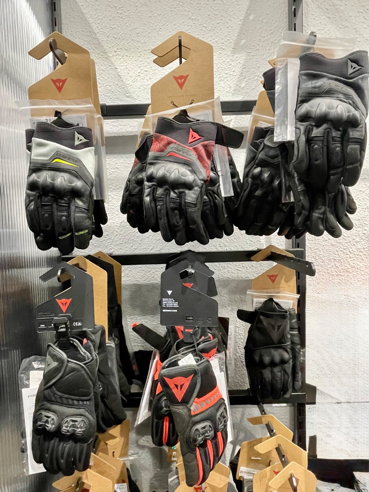 🧤 Control y Precisión: La Colección de Guantes Dainese