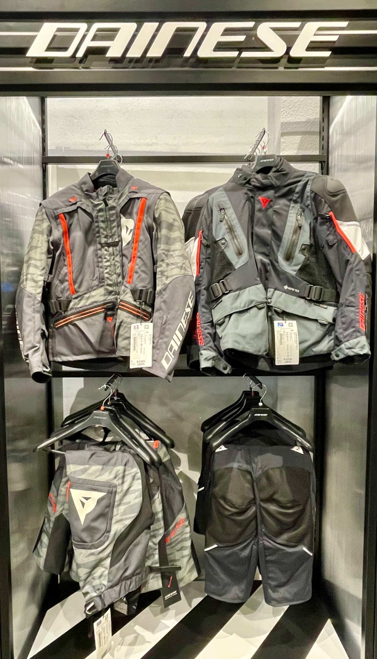 🔝 Dualidad Dainese: Estilo Camuflaje vs. Maestría Gore-Tex