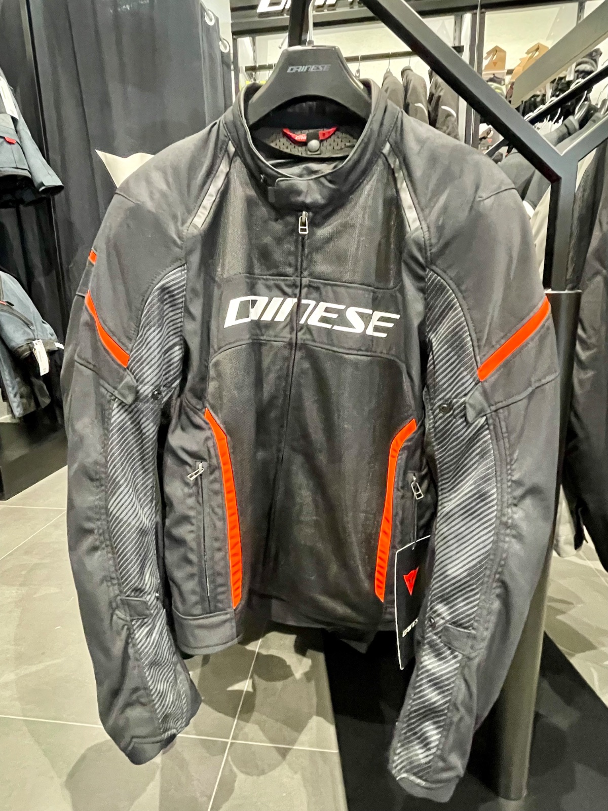 Dainese Sport Tech: Agresividad y Ventilación en Rojo Lava