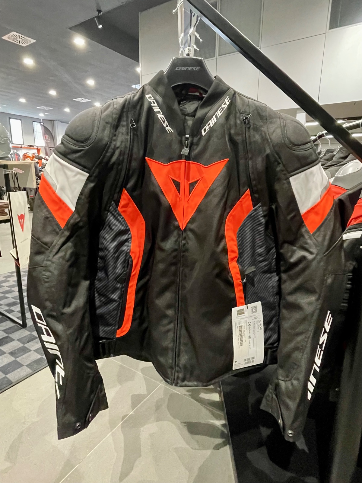 ⚡ Dainese Avro 5: ADN de Pista para la Calle