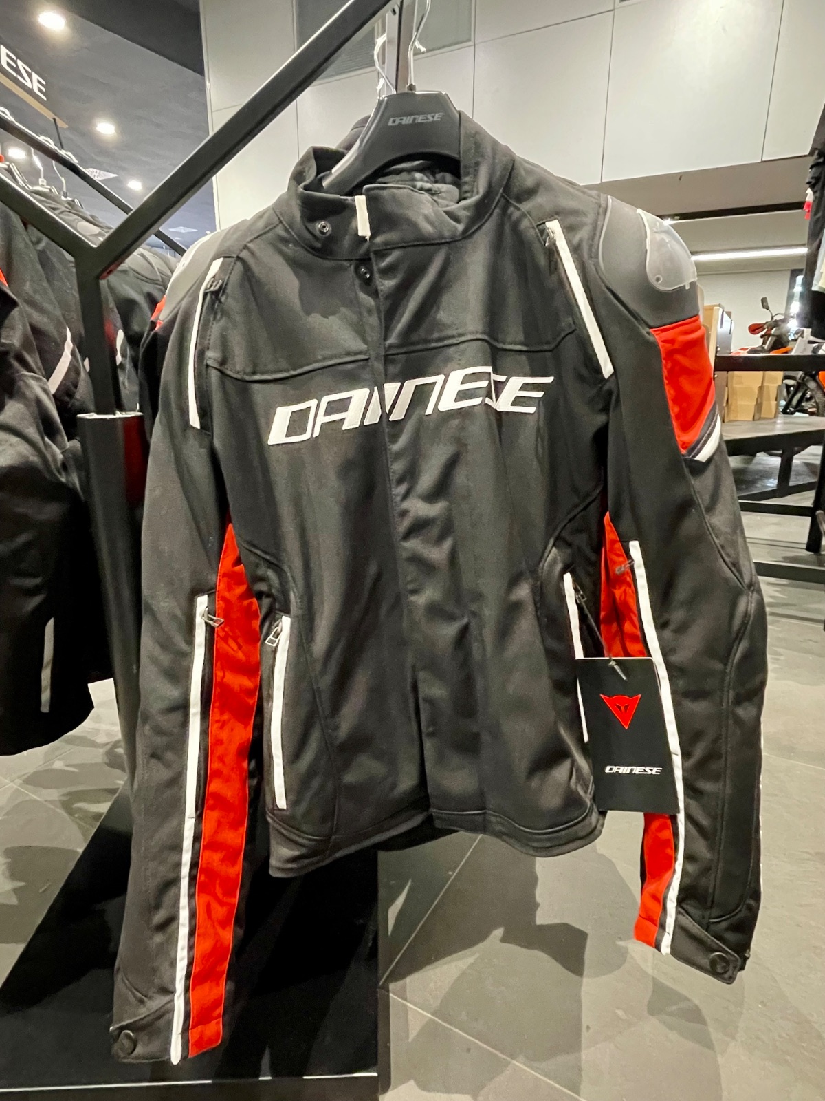 🏁 Estilo Racing Clásico: La Versatilidad de Dainese en Negro y Rojo