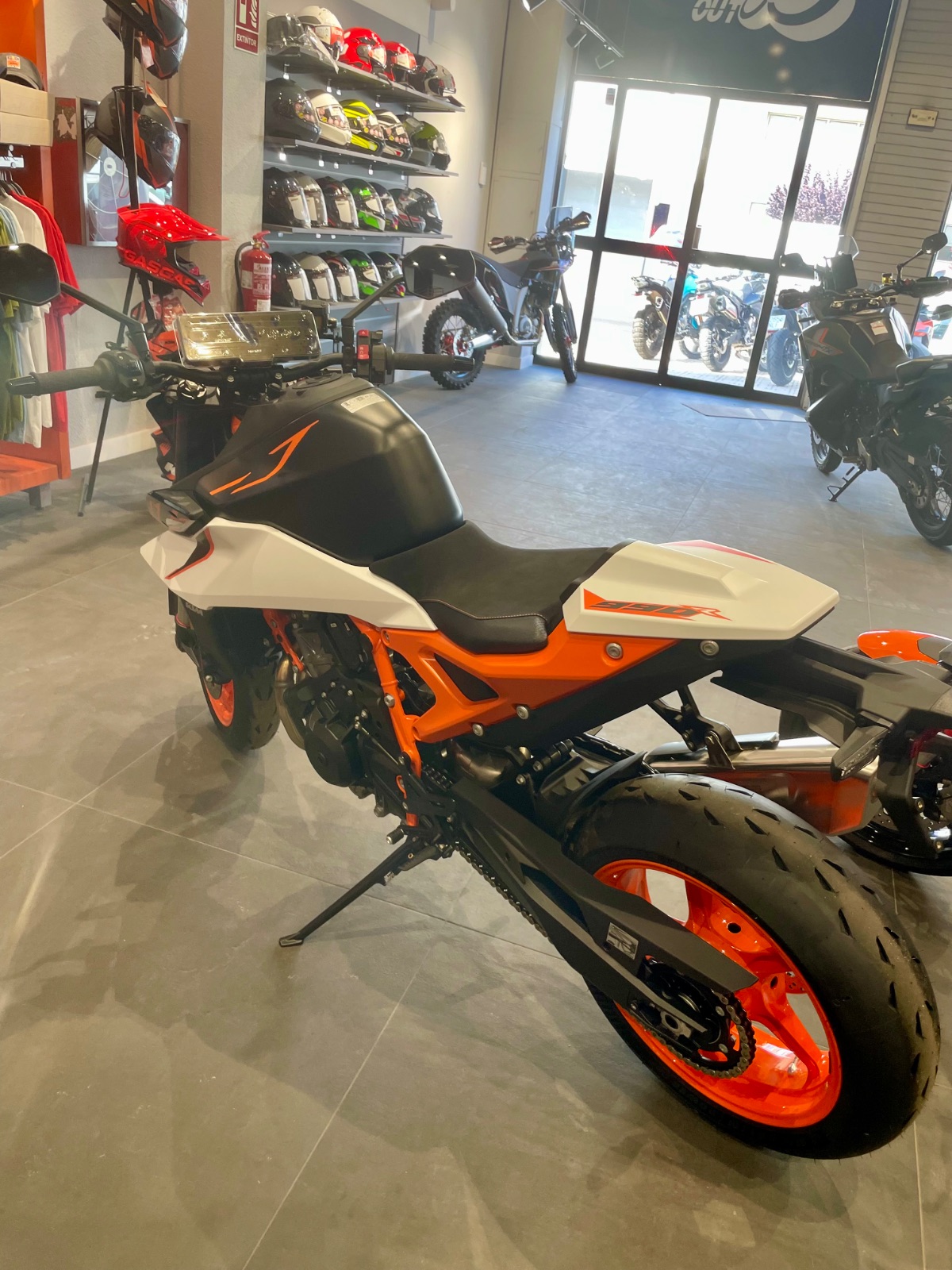 ¡NUEVA KTM 990 Duke R! - Imagen 3
