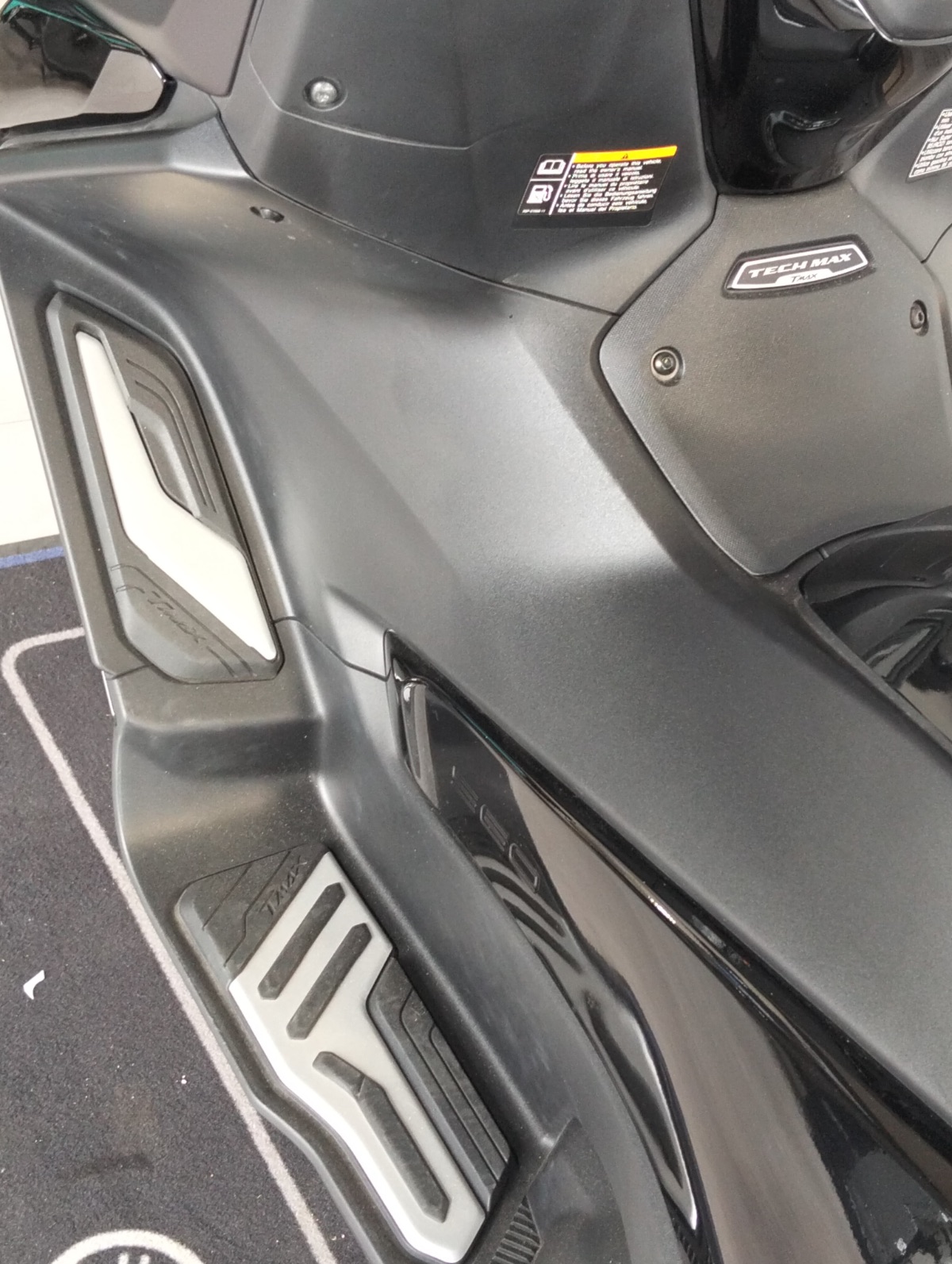 TMAX 560 TECHMAX DARK MAGMA - Imagen 3