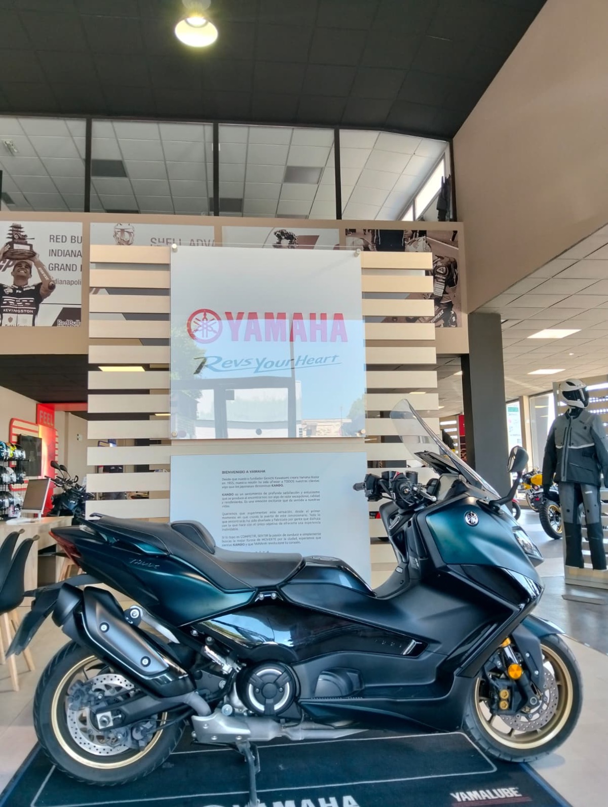 YAMAHA TMAX 560 TECH MAX (2023) - Imagen 1