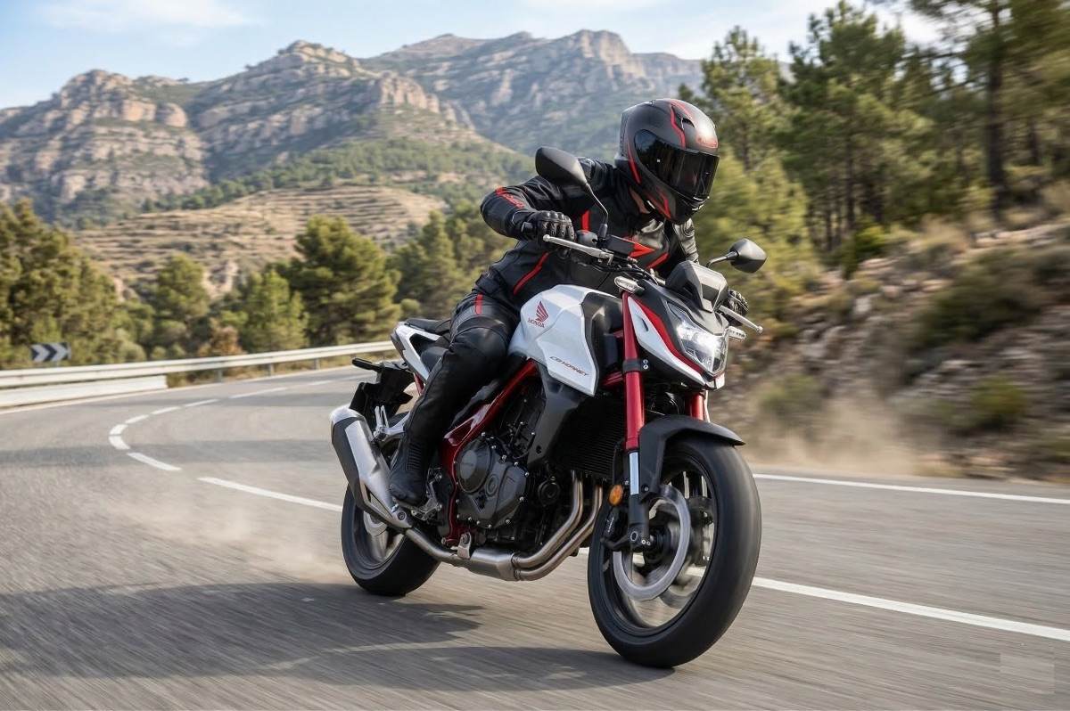 Honda CB 750 Hornet 2023 lista para el mantenimiento en un taller motero bajo luz natural