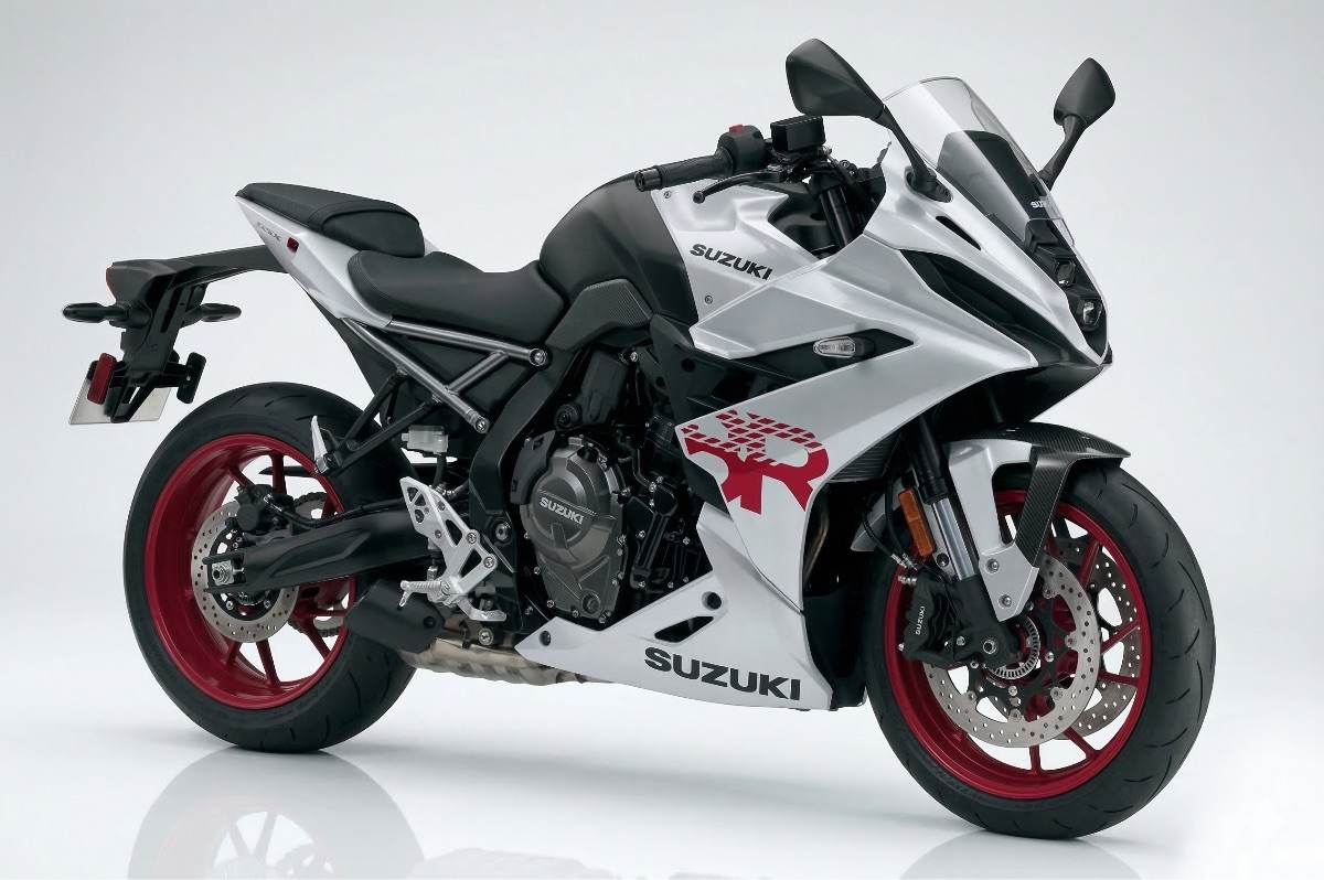 Suzuki GSX-8R 2024 estacionada en asfalto con fondo de montaña y cielo azul despejado