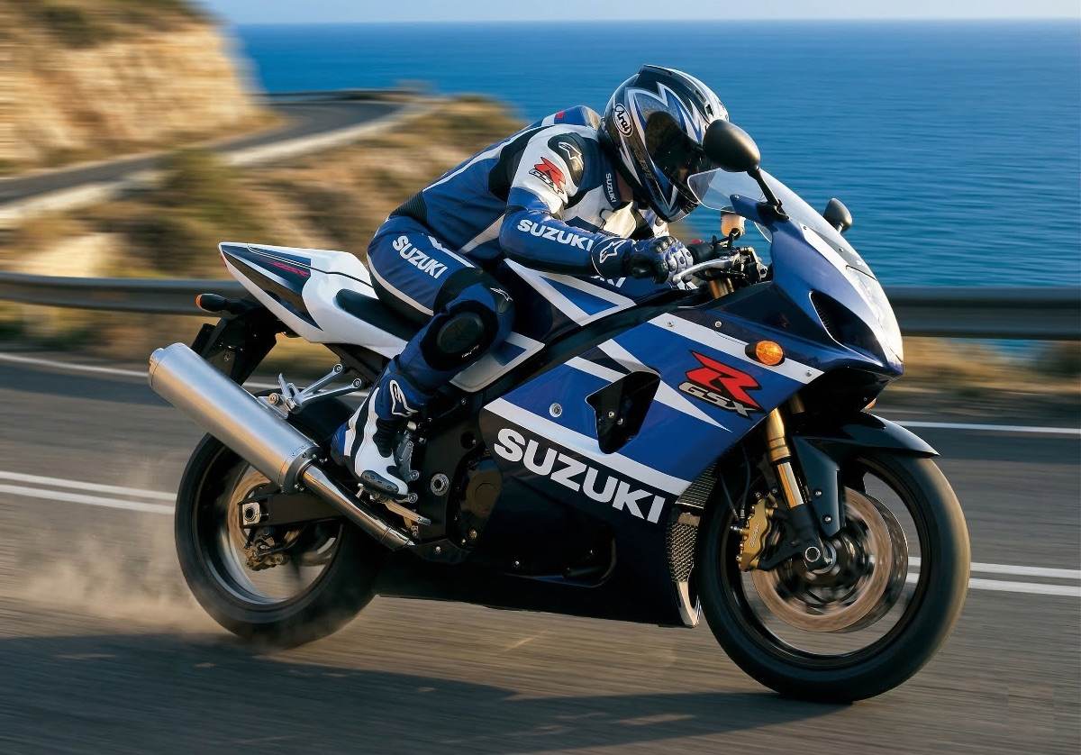 Suzuki GSX-R1000 detallada en un taller, lista para su mantenimiento y puesta a punto óptima