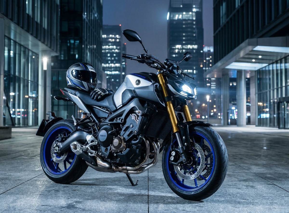 Yamaha MT-09 SP 2020 en carretera con paisaje montañoso, sugerente de mantenimiento y aventura
