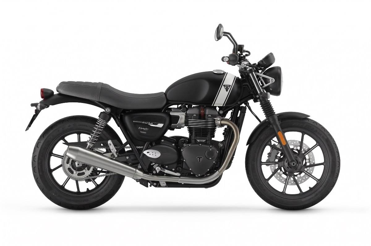 Triumph Speed Twin 900 reluciente en una carretera soleada, lista para la aventura tras su mantenimiento