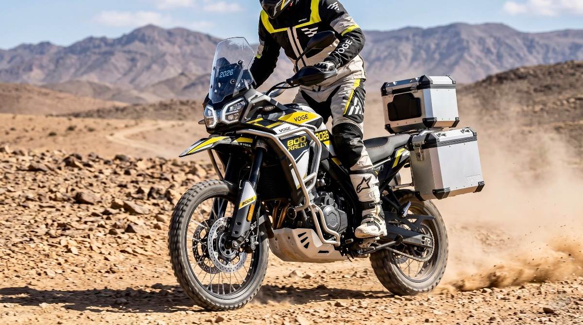 Voge 800 Rally 2026 con radios y sensores off-road circulando en un paisaje montañoso