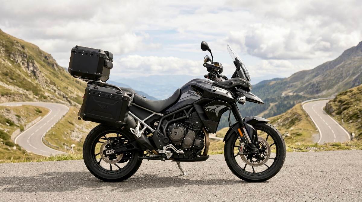 Triumph Tiger 900 GT PRO 2023 estacionada en una carretera escénica, lista para la aventura
