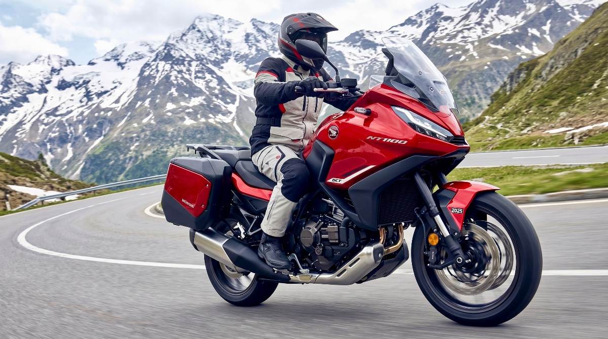 Honda NT1100 DCT en ruta disfrutando del mantenimiento óptimo en un paisaje inspirador