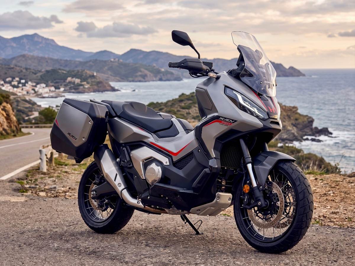 Honda X-ADV 750 2025 en ruta, mostrando el cuidado de su mantenimiento y aventura por delante
