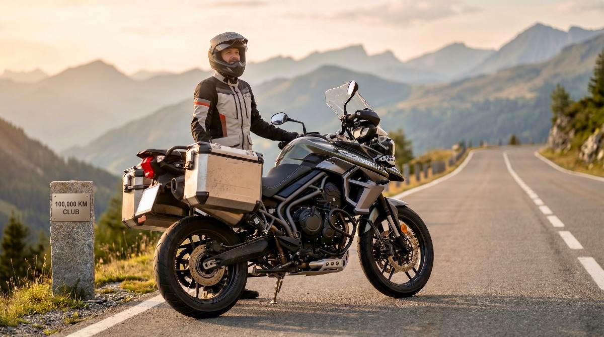 Moto personalizada recorriendo un paisaje montañoso en un día soleado