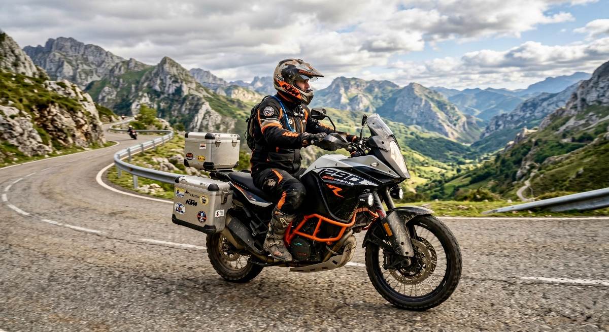 Hombre montando moto trial ktm por carretera de montaña