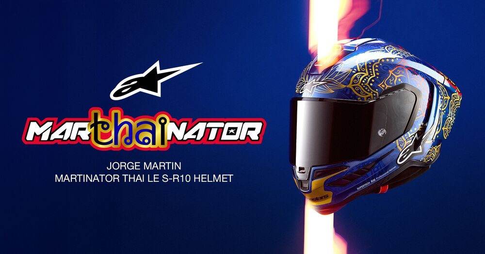 Casco Alpinestar Supertech R10 edición especial Marthainator fondo azul y logos