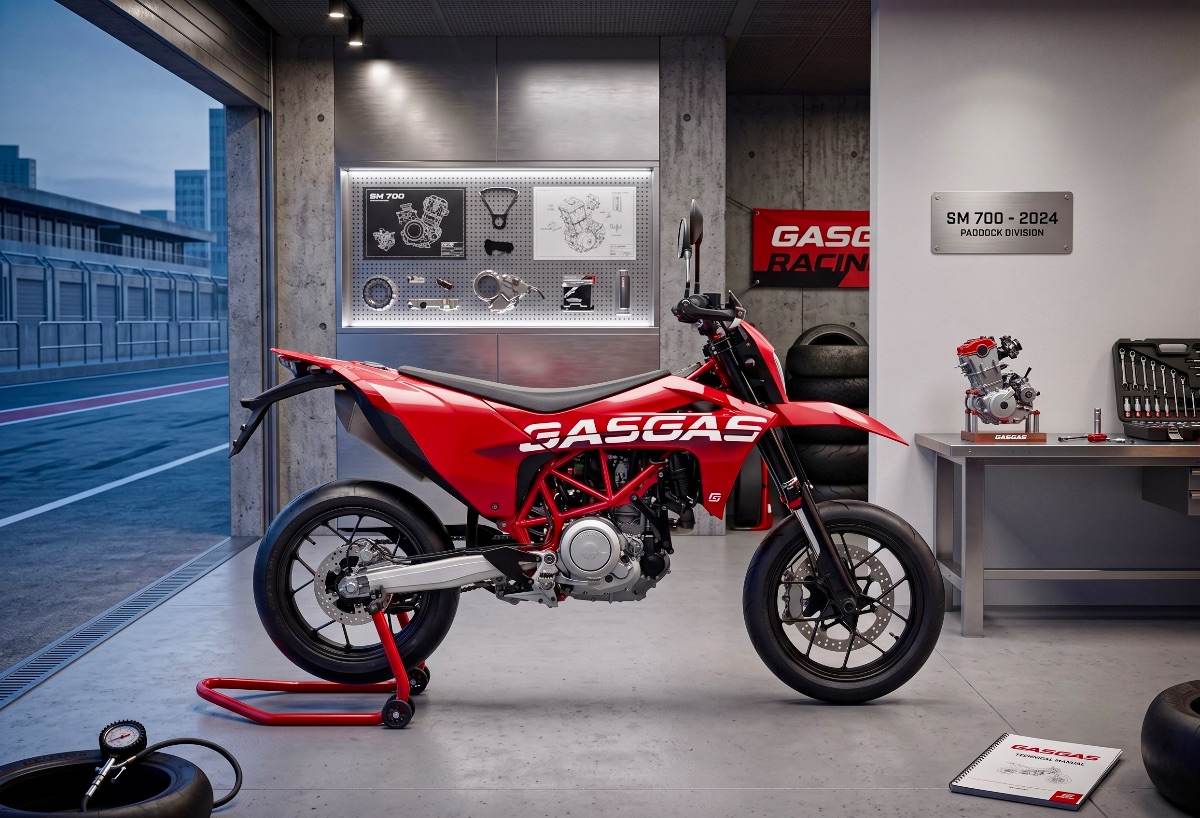 Moto Gas Gas de lado en un paddock con herramientas