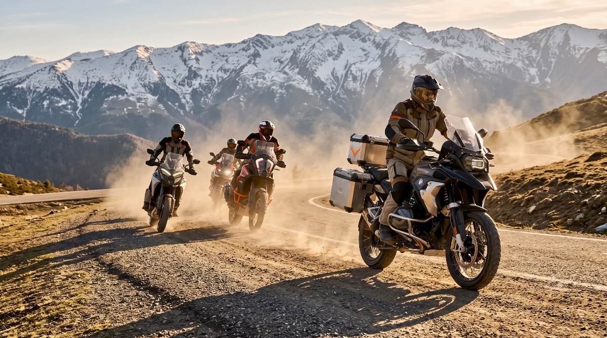 BMW R1250GS liderando un grupo de motos maxi-trail por una pista de montaña levantando polvo.